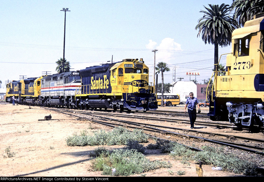 Santa Fe San Berdoo bound freight (ATSF 8775 west) w #5591, ex Amtrak #632, #5302, & 8775 cut power off train to make a pickup in yard.